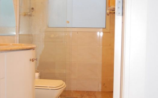 Spacious apartment with panoramic view to shopping center