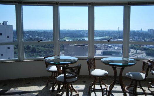 Spacious apartment with panoramic view to shopping center