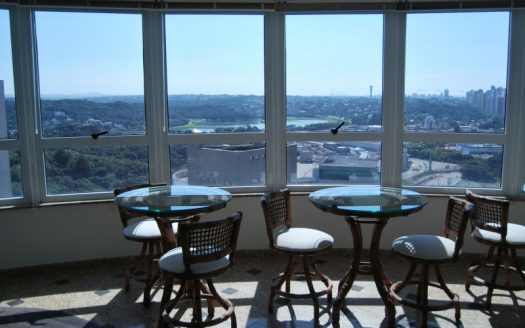 Spacious apartment with panoramic view to shopping center