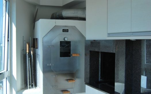 Spacious apartment with panoramic view to shopping center