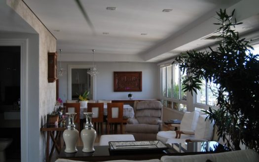 Spacious apartment with panoramic view to shopping center