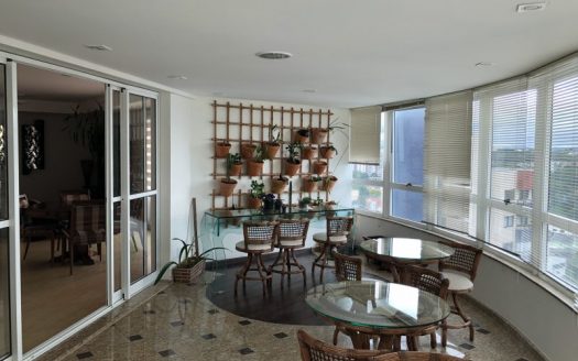 Spacious apartment with panoramic view to shopping center