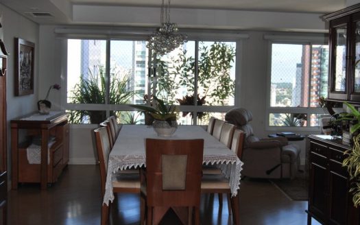 Spacious apartment with panoramic view to shopping center