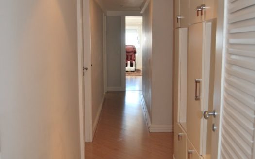 Spacious apartment with panoramic view to shopping center