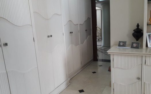 Luxurious triplex penthouse furnished in prime area