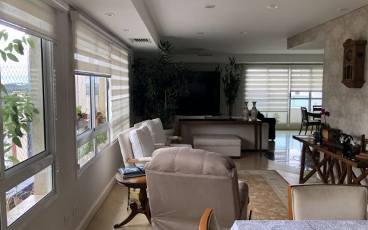 Spacious apartment with panoramic view to shopping center