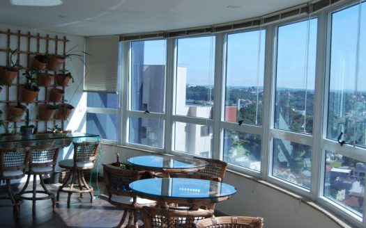 Spacious apartment with panoramic view to shopping center