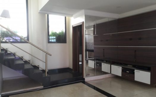 Luxurious triplex penthouse furnished in prime area