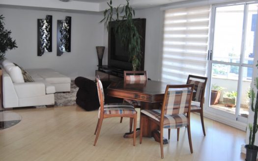 Spacious apartment with panoramic view to shopping center