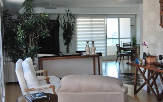 Spacious apartment with panoramic view to shopping center