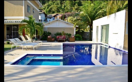 Mansion in Piratininga condominium next to the beach