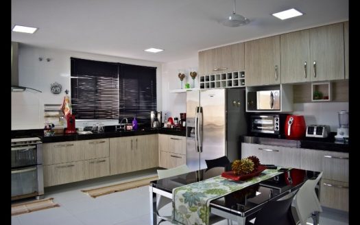 Mansion in Piratininga condominium next to the beach