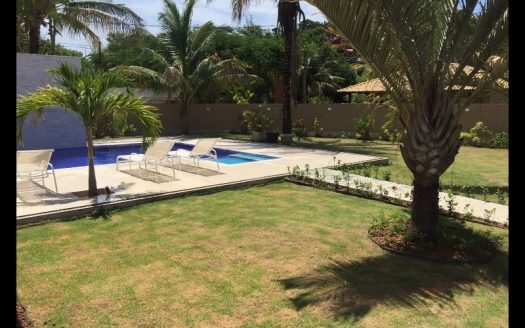 Mansion in Piratininga condominium next to the beach