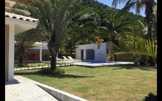 Mansion in Piratininga condominium next to the beach