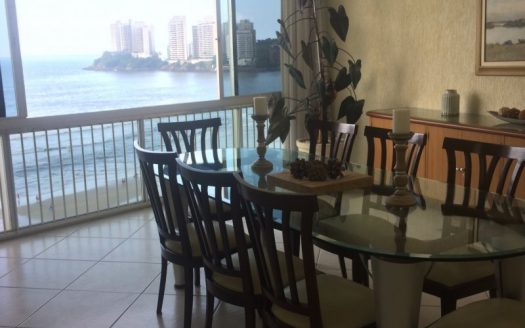 Wonderful apartment in the central area facing the sea