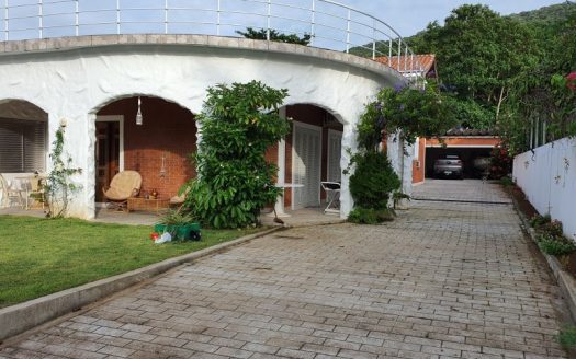 Large house on Guaiuba beach