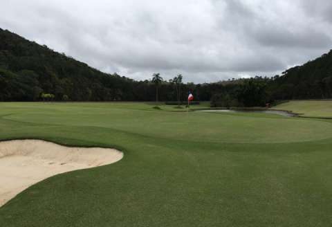 Large flat plot facing the Club House (Golf)