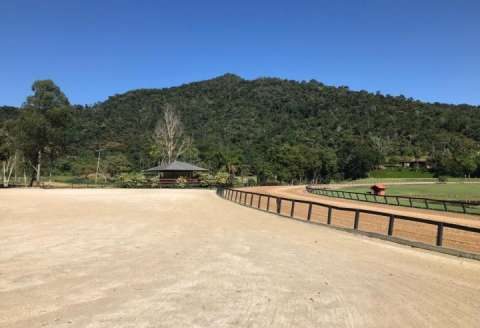 Large flat plot facing the Club House (Golf)